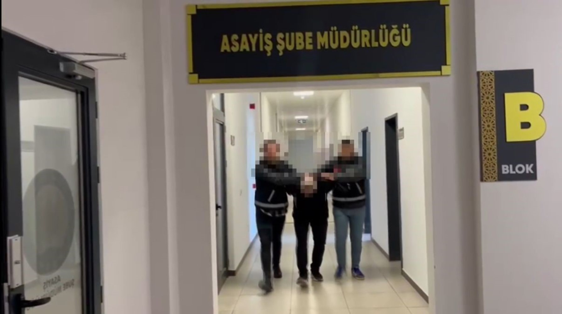 Bilezikleri kolundan nasıl keseceğini kuyumcuya sormuş