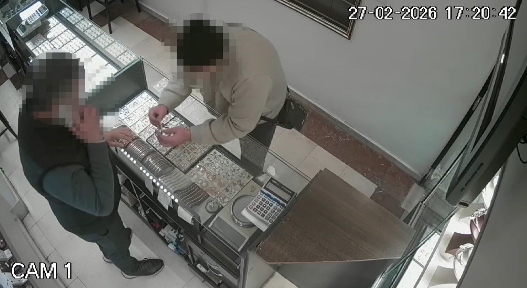 Bilezikleri kolundan nasıl keseceğini kuyumcuya sormuş