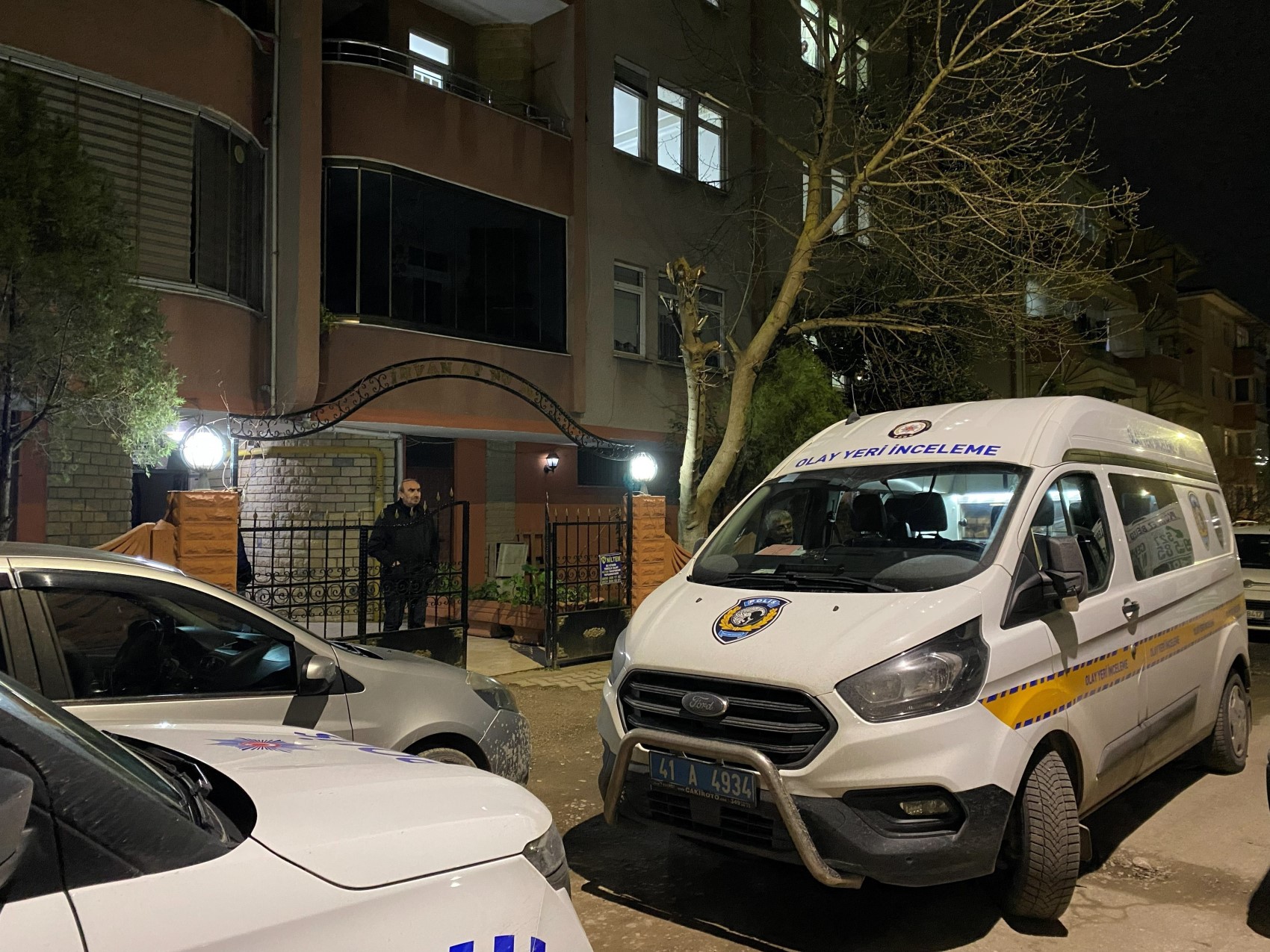 Bilezikleri kolundan nasıl keseceğini kuyumcuya sormuş