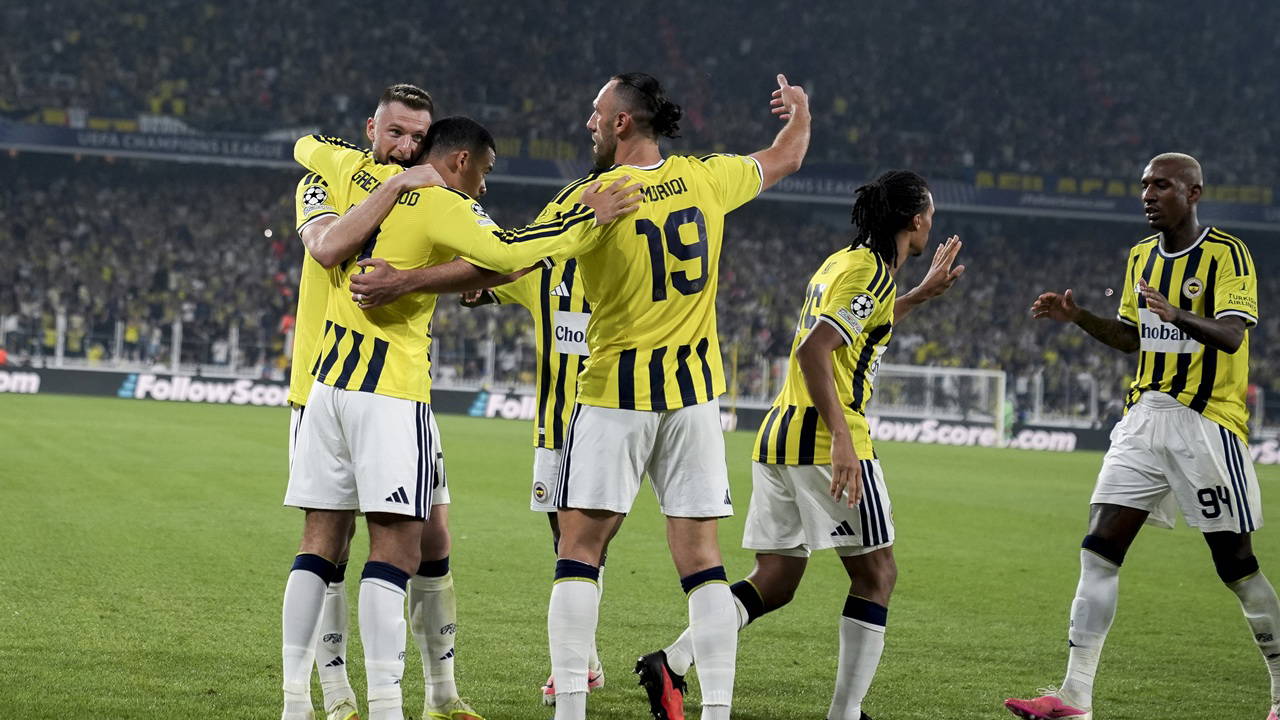 Fenerbahçeli futbolcuların maç sırasında gol sevinci yaşadığı fotoğraf.