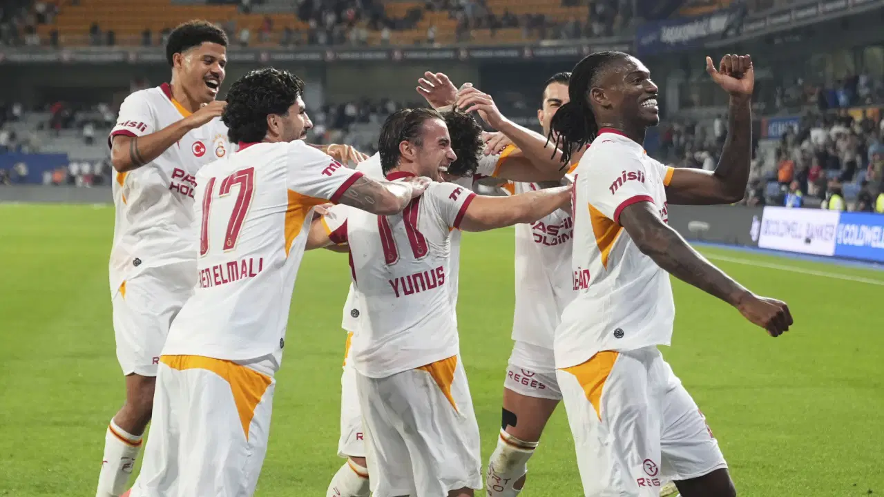 Galatasaraylı futbolcuların maç içinde sevinç yaşadığı fotoğraf.