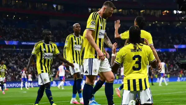Fenerbahçeli futbolcuların Şampiyonlar Ligi maçında sahada görüldüğü fotoğraf.