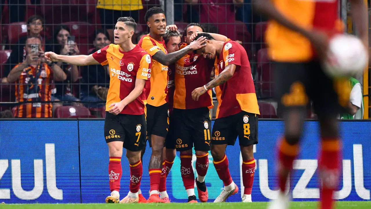 Galatasaraylı futbolcuların sahada gol sevinci yaşadığı fotoğraf.