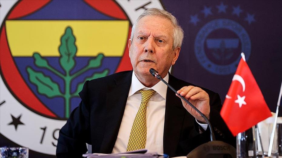 Le président de Fenerbahçe, Aziz Yıldırım, est vu en train de parler devant le logo du club.