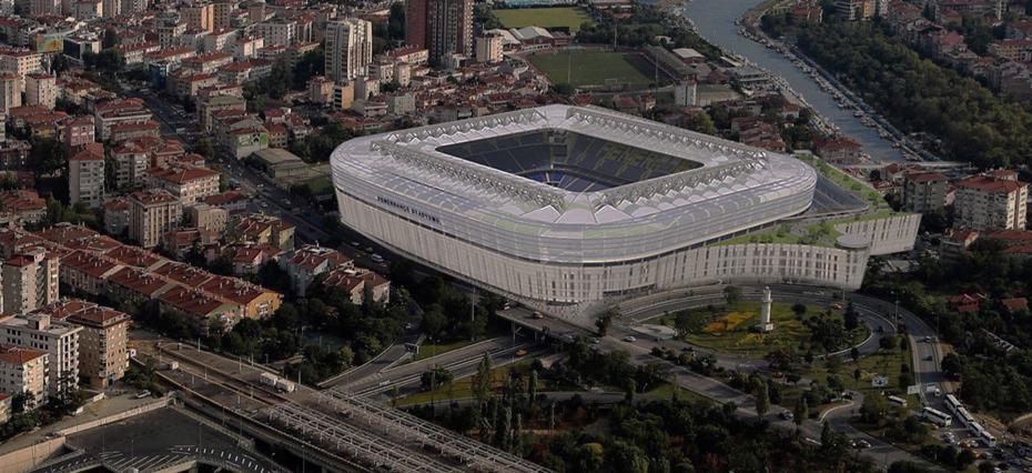 Visuel montrant la façade rénovée du stade de Kadıköy et le tissu urbain environnant.